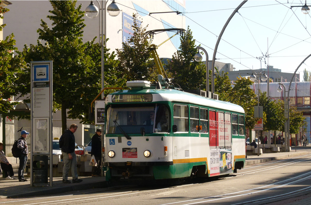 15. Oktober 2011, Tatra-Straßenbahn im tschechischen Liberec. Das Dreischienengleis weist auf den Einsatz auch anderer Fahrzeuge hin.