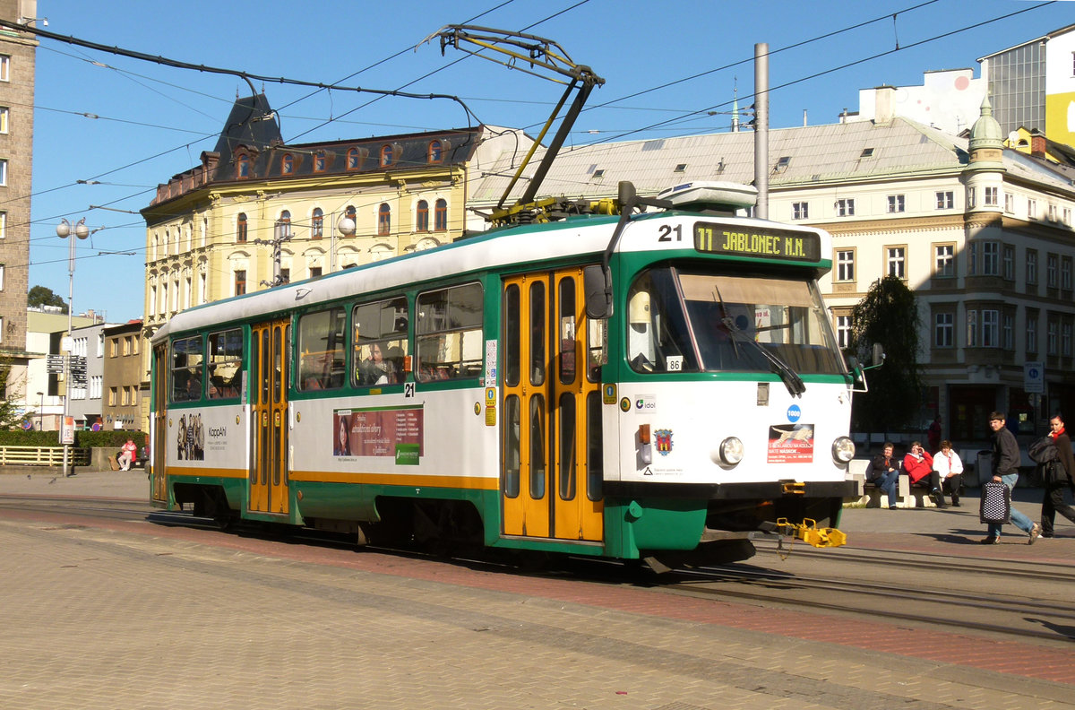 15. Oktober 2011, Tatra-Straßenbahn im tschechischen Liberec. Das Dreischienengleis weist auf den Einsatz auch anderer Fahrzeuge hin.