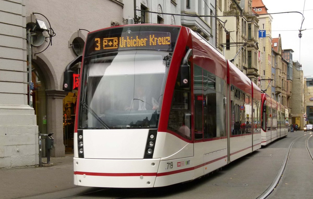 15. Oktober 2012, Erfurter Verkehrsbetriebe, Combino classic Nummer 719, dahinter Combino advanced Nummer 693 Linie 3.  