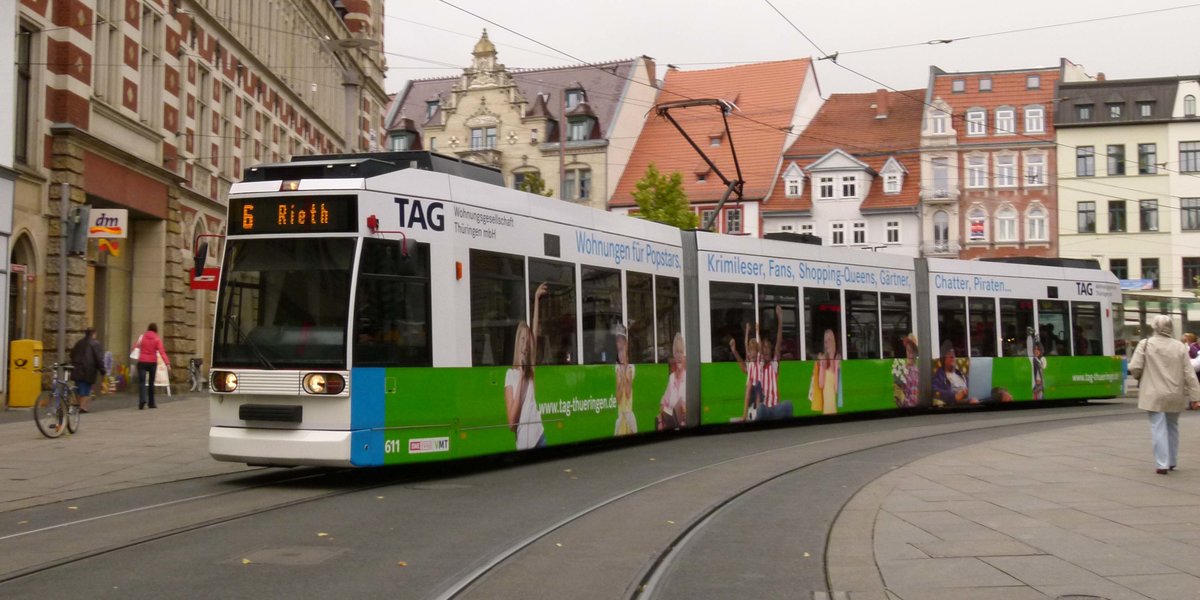 15. Oktober 2012, Straßenbahn Erfurt, Tw 611 am Anger. Typ MGT6DE: Dreiteiliger sechsachsiger Niederflur-Gelenktriebwagen für Einrichtungsbetrieb. Hersteller DUEWAG 1998. 12 Stück in Erfurt vorhanden.