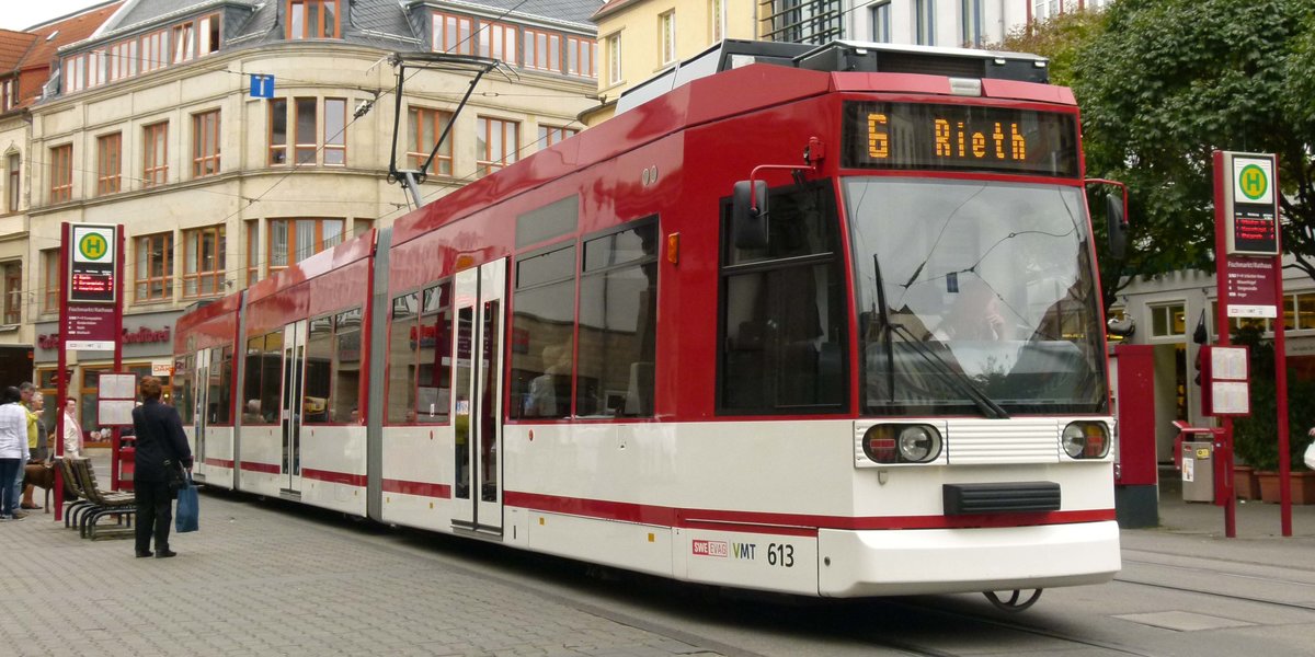 15. Oktober 2012, Straßenbahn Erfurt, Tw 613 am Anger. Typ MGT6DE: Dreiteiliger sechsachsiger Niederflur-Gelenktriebwagen für Einrichtungsbetrieb. Hersteller DUEWAG 1996. 12 Stück in Erfurt vorhanden.