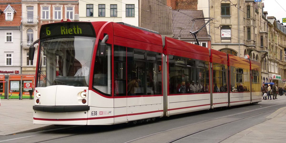 15. Oktober 2012, Straßenbahn Erfurt, Tw 638 am Anger. Typ Combino advanced: Fünfteiliger sechsachsiger Niederflur-Gelenktriebwagen für Einrichtungsbetrieb. Hersteller SIEMENS 2003. 29 Stück (628-656) vorhanden.
