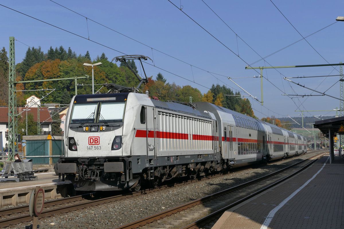 15. Oktober 2019, Lok 147 563 hält mit IC 2063 Karlsruhe - Leipzig im Bahnhof Kronach.