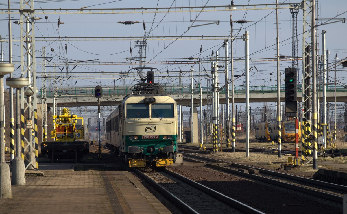 150 028-4  braust mit dem R 608  Bilina  Richtung Most über Usti nad Laben durch Lovosice.07.03.2014  14:24 Uhr.