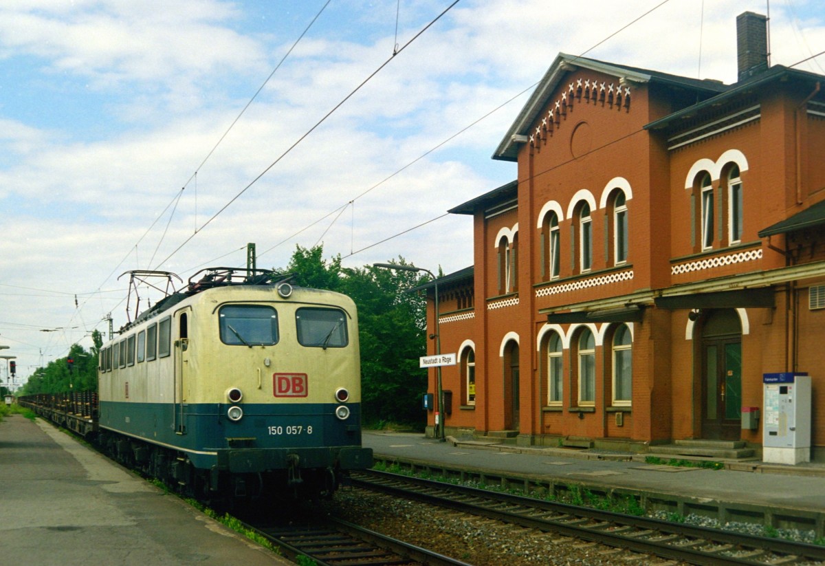 150 057 mit Gterzug Richtung Hannover am 10.07.1999 in Neustadt (Rbge)