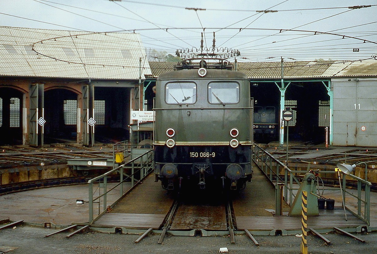 150 066-9 auf der Drehscheibe des Bw Bebra im Oktober 1980. Das Foto entstand vom Bahnsteig aus.
