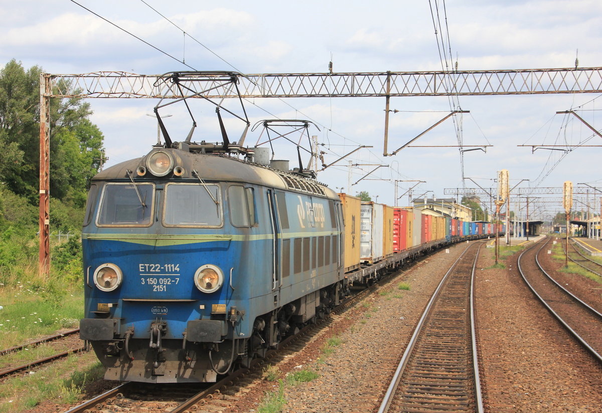 150 092 mit Containerganzzug fotografiert aus dem überholenden IC Gdynia-Wroclaw am 22.07.2015 im Bahnhof Laskowice Pomorskie. 
