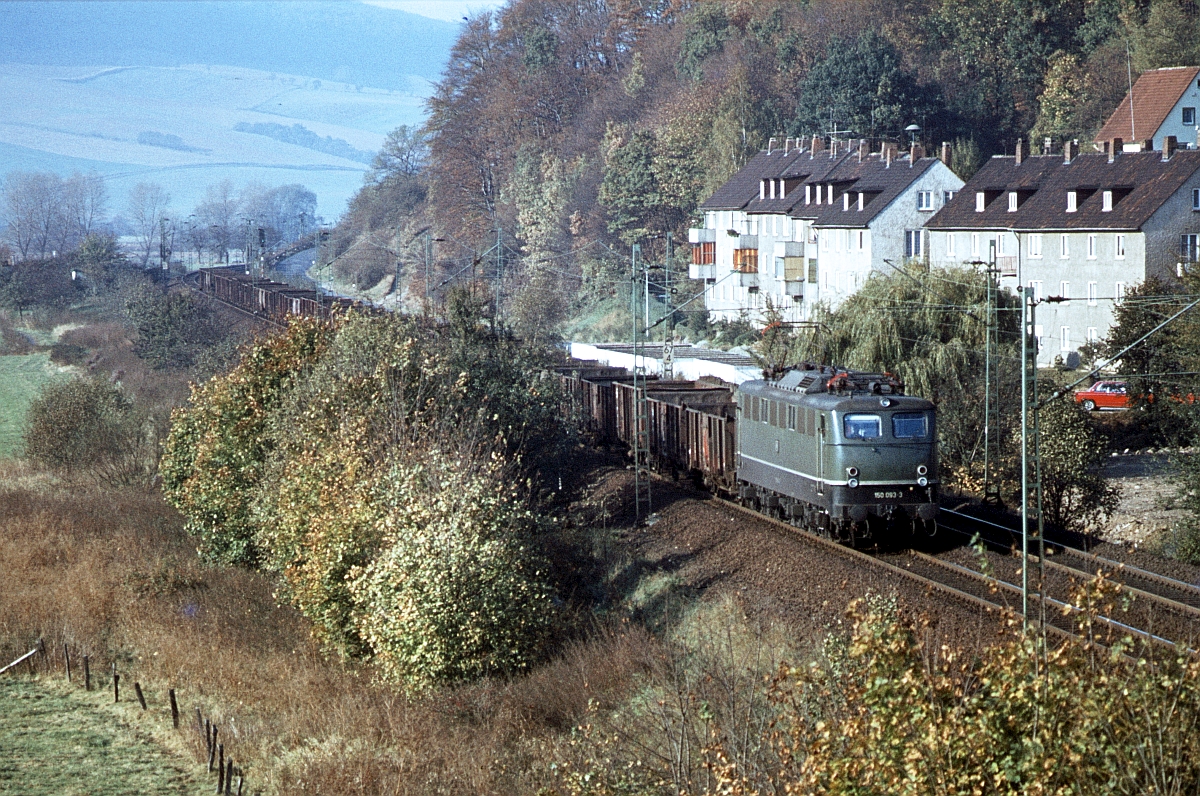 150 093 mit Lgo (Leergüterzug aus offenen Wagen) bei Kreiensen (25.9.1979).