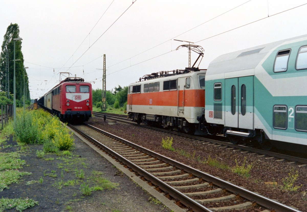 150 103 mit Gterzug Richtung Hannover und 111 118 mit SE 4468 (Verden [Aller]–Bremen-Vegesack) am 28.06.1996 in Baden (Kr Verden)