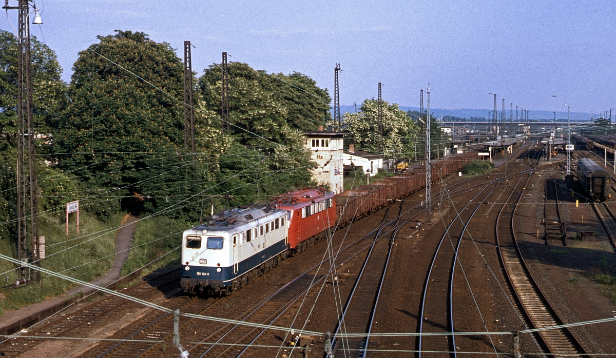 150 122 und 150 xxx durchfahren im August 1984 Hanau Hbf.