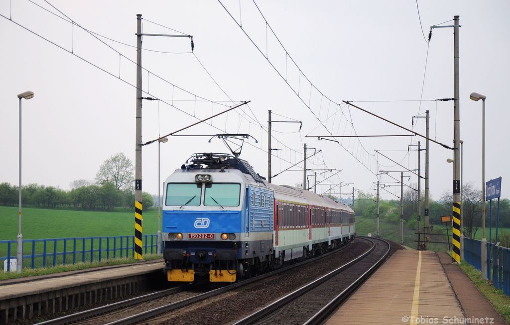 150 202 mit EC127  Vasacan  von Zilina nach Praha hl.n. am 30.04.2013 bei Dobrikov