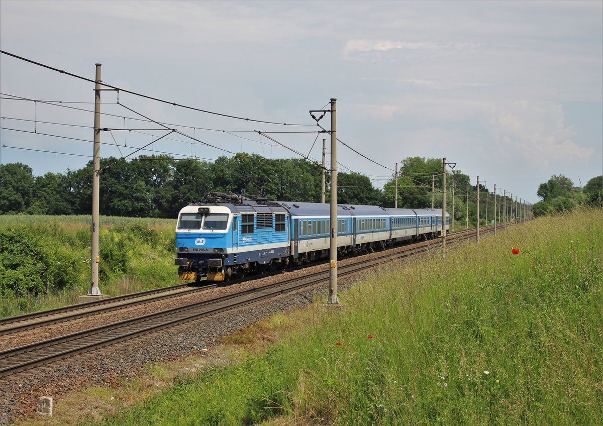 150 203 zusehen mit R 888 am 13.06.20 in Pardubice Opočínek.