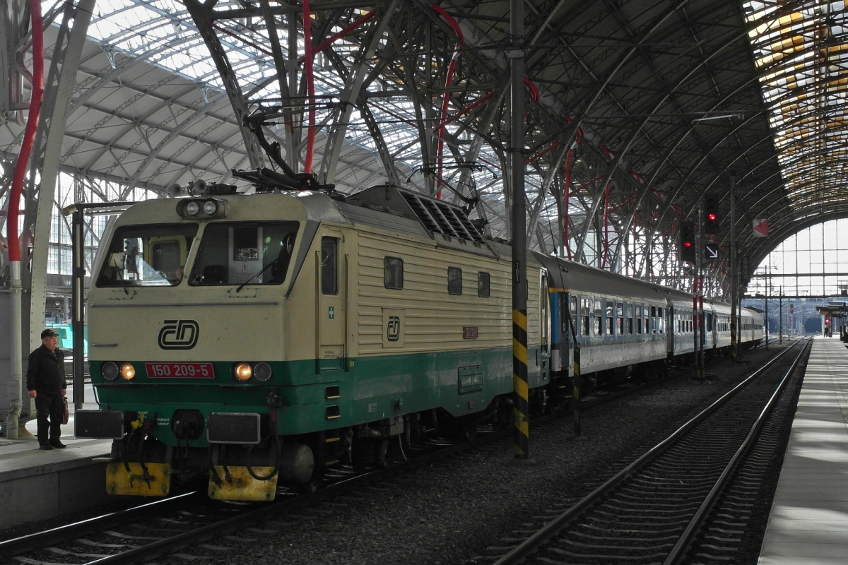 150 209-5 mit dem Schnellzug nach Luhačovice kurz vor der Abfahrt im Prager Hauptbahnhof (14.11.2015).
