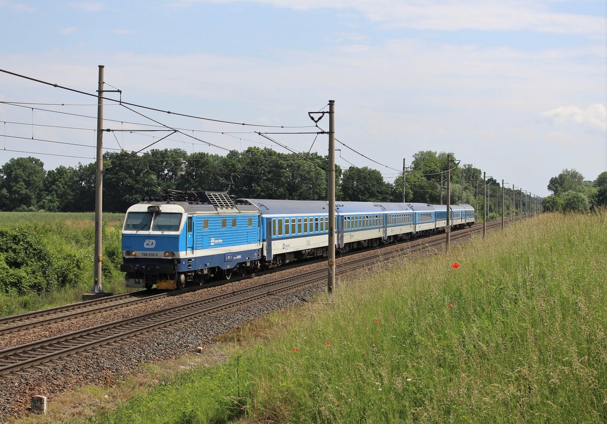 150 210-3 zusehen mit R 890 am 13.06.20 in Pardubice Opočínek. 