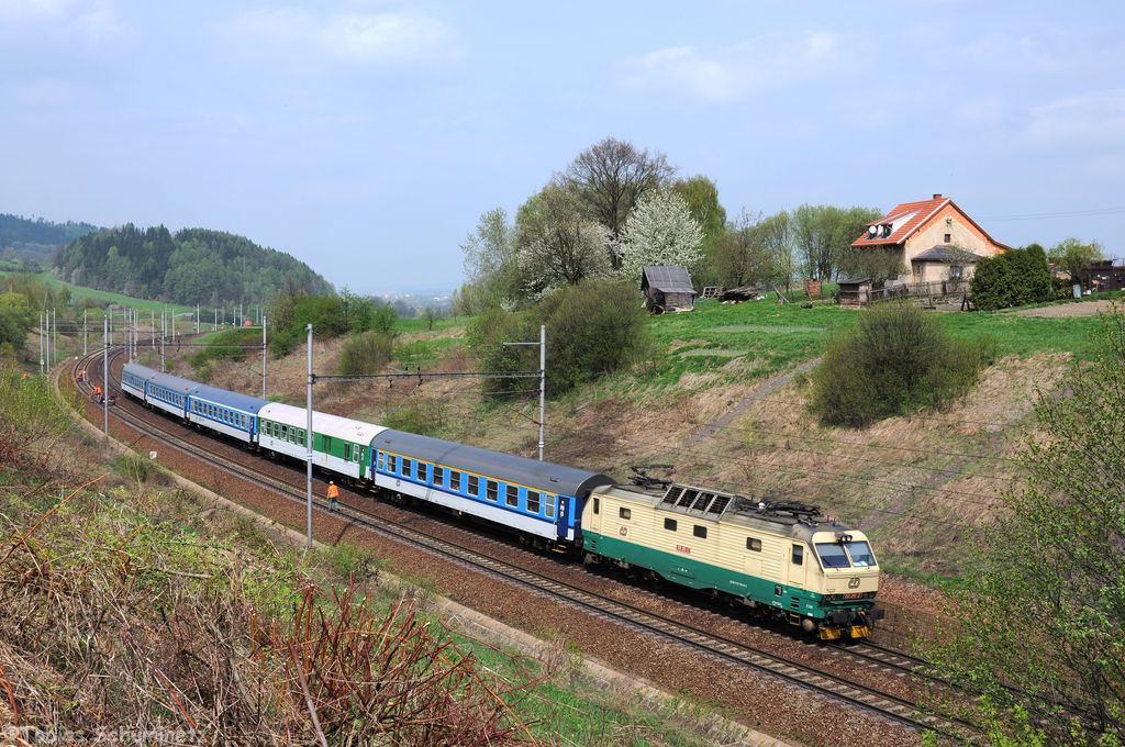 150 215 mit R707  Bouzov  von Praha hl.n. nach Luhačovice am 30.04.2013 bei Česká Třebová