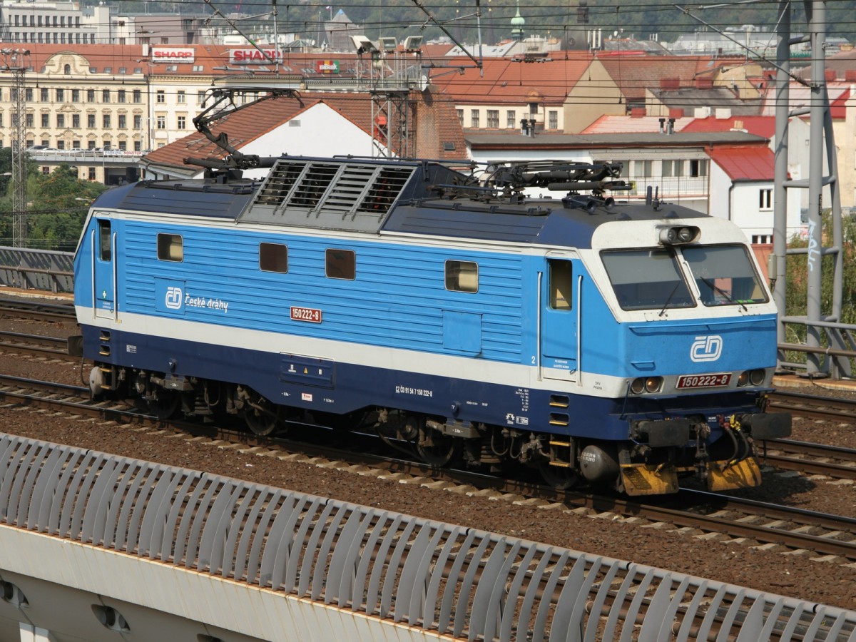 150 222-8 fährt einsam durch Prag am 12.08.2015.