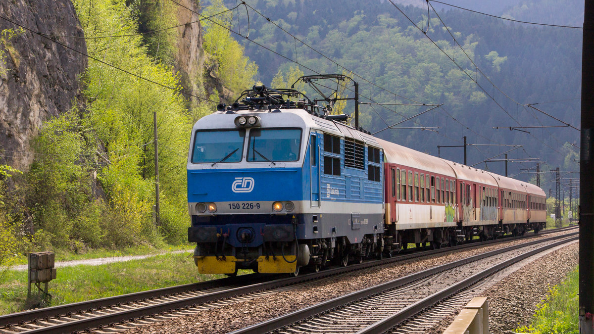 150 226-9 war am 24. April 2019 in der Slowakei, genauer in Strecno, unterwegs. 