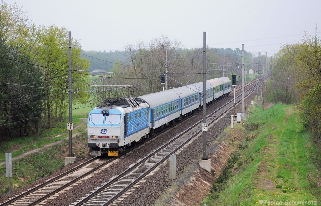 150 226 mit R704  Dřevnice  von Luhačovice nach Praha hl.n. am 29.04.2013 bei Kolín