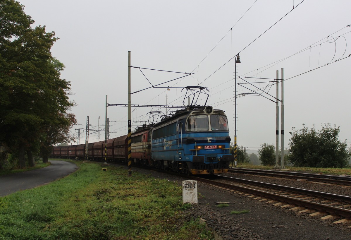 150 Jahre Eisenbahn um Cheb gab es am 19.09.15.
Der Planverkehr lief trotzdem.
Hier 240 066-1 und 240 139-6 in Tršnice.