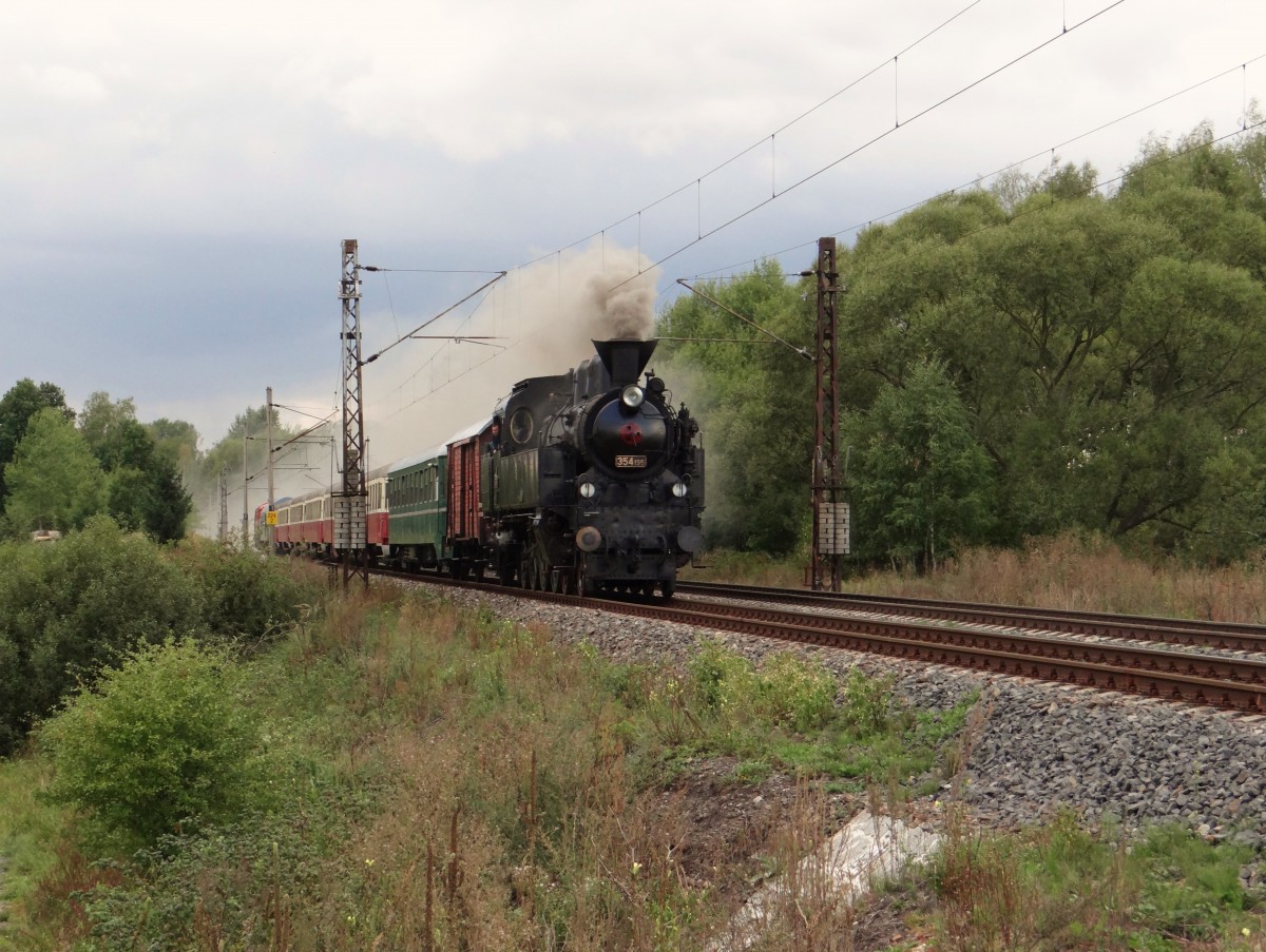 150 Jahre Eisenbahn um Cheb gab es am 19.09.15.
Ein Sonderzug aus Karlovy Vary kam auch.
Hier die Rückfahrt mit 354 195 und T478 1004 in Chotikov.