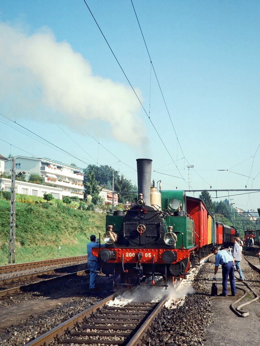150 Jahre Schweizer Bahnen - Jubiläum 1997. 
Internationale Unterstützung bei den Pendel-Dampfzügen. Auch die historische Dampflok 200.05 der Ferrovie Nord Milano(FNM) aus Italien war bei den Pendel-Dampfzügen zwischen Küssnacht am Rigi und Luzern im Einsatz. Ursprünglich bei der italienischen Società per le Ferrovie del Ticino (SFT) als Lok 204 in Betrieb, kam sie 1888 zur FNM. Daran, dass die kleine Bn2t-Tenderlok bei der belgischen Firma Couillet 1883 gebaut wurde, lässt sich erkennen dass die SFT mit belgischem Kapital finanziert wurde.
Sie führte an diesem Tag den Pendel-Dampfzug von Küssnacht nach Luzern, während am anderen Zugende die Ed2x2/2 196 der SCB im Einsatz war.

historisch-Scan 

1997-09-19 Küssnacht-am-Rigi