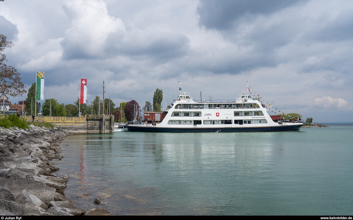 150 Jahre Seelinie und Trajektverkehr am 4. Mai 2019.<br>
Die ursprünglich für den Trajektverkehr gebaute MF Romanshorn mit zwei historischen Güterwagen beladen verlässt den Hafen von Romanshorn in Richtung Lindau.
