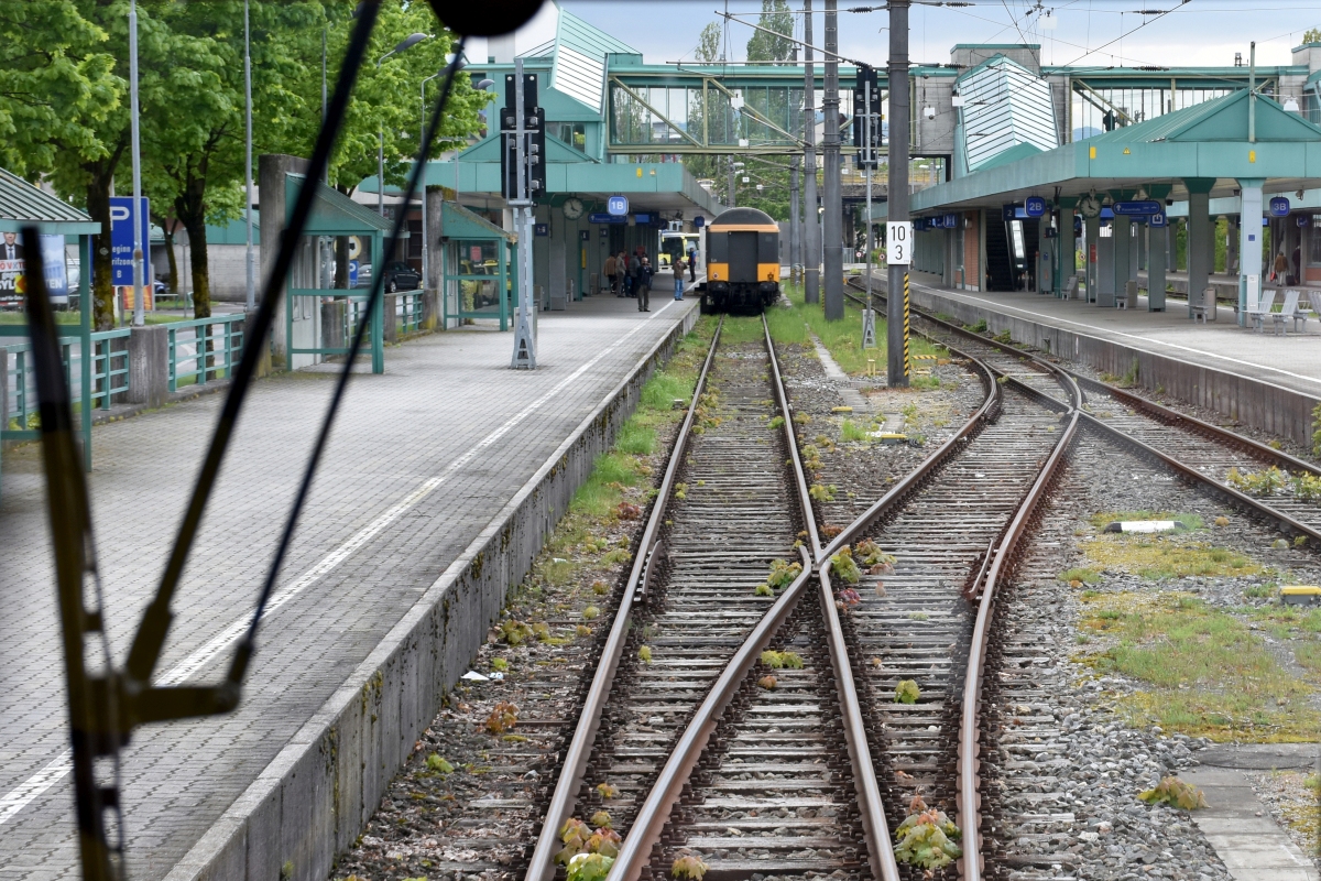 150 Jahre Trajektverkehr am Bodensee
Bei der Rangierfahrt für die Rückfahrt durften Besucher mit an Bord. Hier ein Blick durch den Führerstand von ET 10.104 (ex MBS – Montafonerbahn) zurück zum Postwaggon (05.05.2019, Bregenz)

