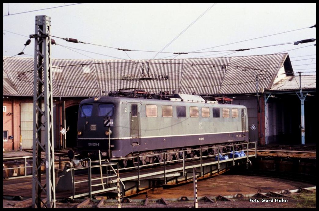 150039 rollt am 3.10.1990 um 9.20 Uhr auf die Drehscheibe des BW Bebra.
