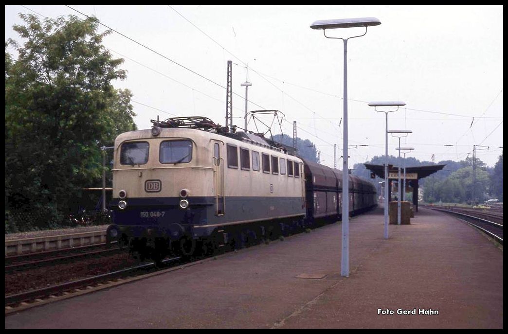 150048 fuhr am 23.5.1990 um 12.15 Uhr mit einem Ganzzug in Richtung Würzburg durch den Bahnhof Kahl am Main.