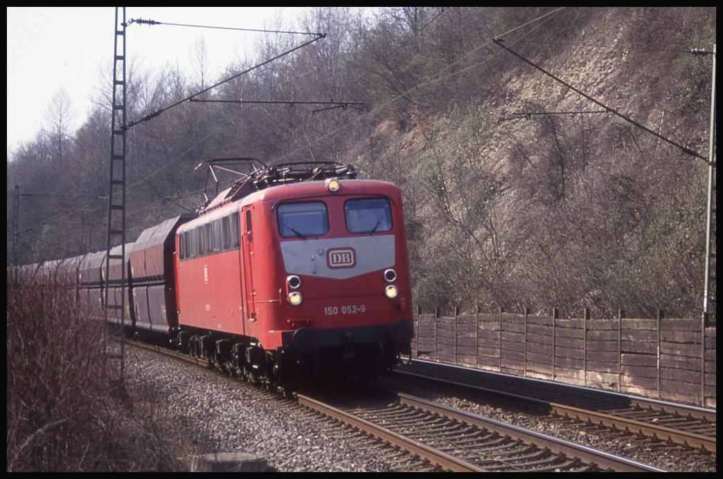 150052 ist hier am 9.4.1993 im südlichen Tunneleinschnitt in Lengerich zu sehen. Nach wenigen hundert Metern wird sie in den Lengericher Tunnel in Richtung Osnabrück einfahren.