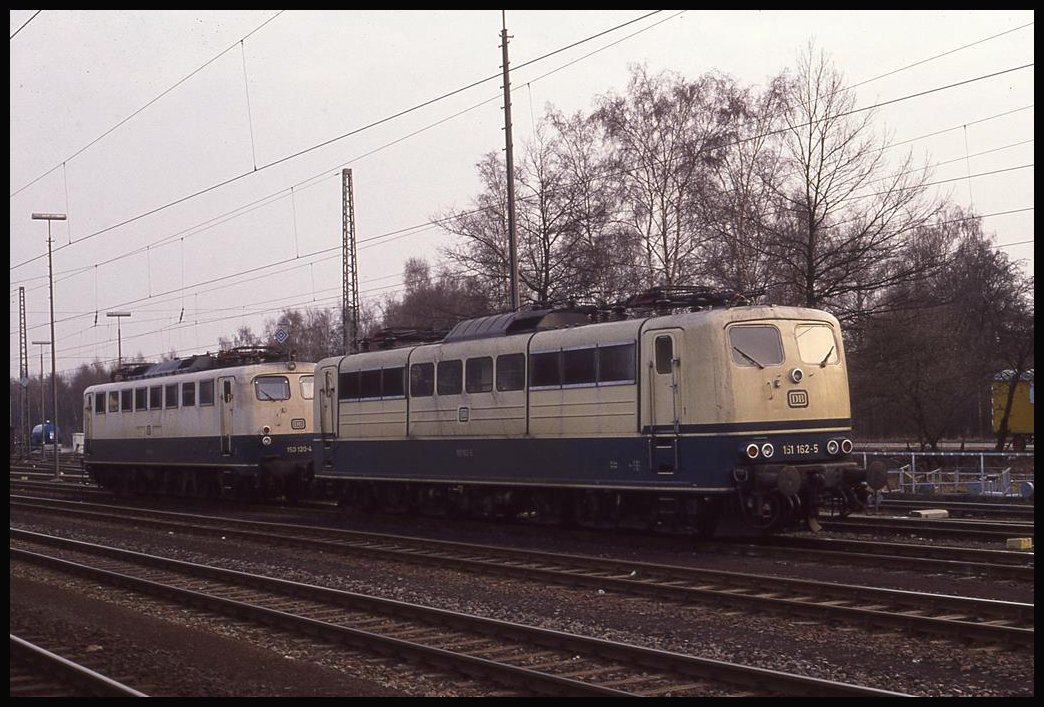 150120 und 151162 warten hier am 10.3.1993 im Bahnhof Siegen Kreuztal auf ihren nächsten Einsatz.