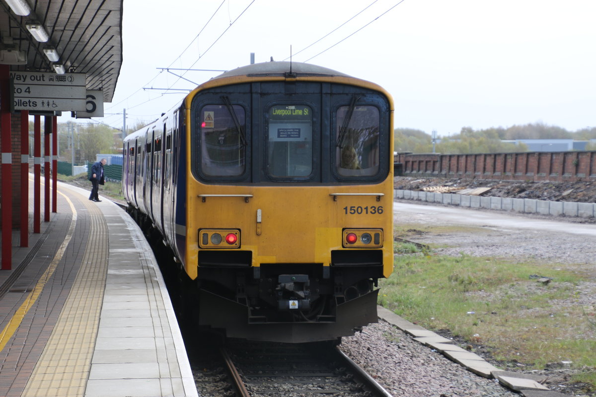 150136 in den Farben der Northern Rail im Bahnhof Preston am 02.05.2016 mit Service Liverpool Lime Street Station. 