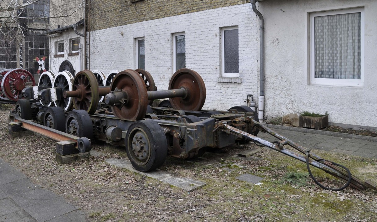 15.02,2014 Bw Basdorf der Berliner Eisenbahnfreunde, ein Culemeyer R40 der 2. Generation (Tragfähigkeit von 31 auf 40 t erhöht), er besteht aus 2 Teilen mit je 2 Achsen und 8 Rädern (jeweils 4 außen u. 4 innen). Beide Teile sind durch ein Verbindungsrohr verbunden, auf dem das eine Teil verschoben werden kann, um die Fahrzeuglänge dem Achsstand des Waggons anzupassen. Zugelassen ist das Fahrzeug bis 25 km/h und da es nicht geschoben werden darf, kann die Deichsel an beiden Teilen angebracht werden. 