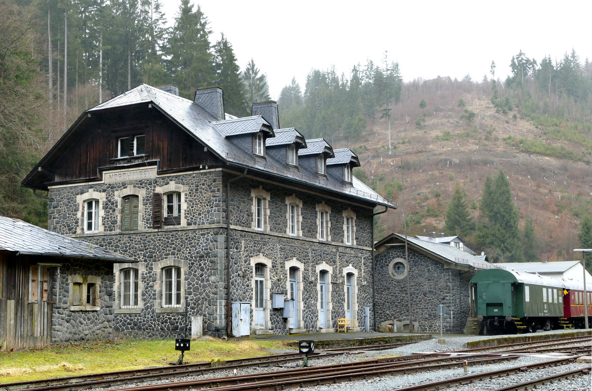 15.03.2016: Endbahnhof Nordhalben  an der Strecke der Rodachtalbahn Kronach - Nordhalben. Der schon zuvor erheblich ausgedünnte Reiseverkehr wurde am  30. Mai 1976 endgültig  eingestellt. Der Güterverkehr folgte in Raten. Heute verkehrt an Sommerwochenenden dank eines rührigen Vereins ein Uerdinger Schienenbus auf dem Reststück der Strecke zwischen Steinwiesen und Nordhalben.