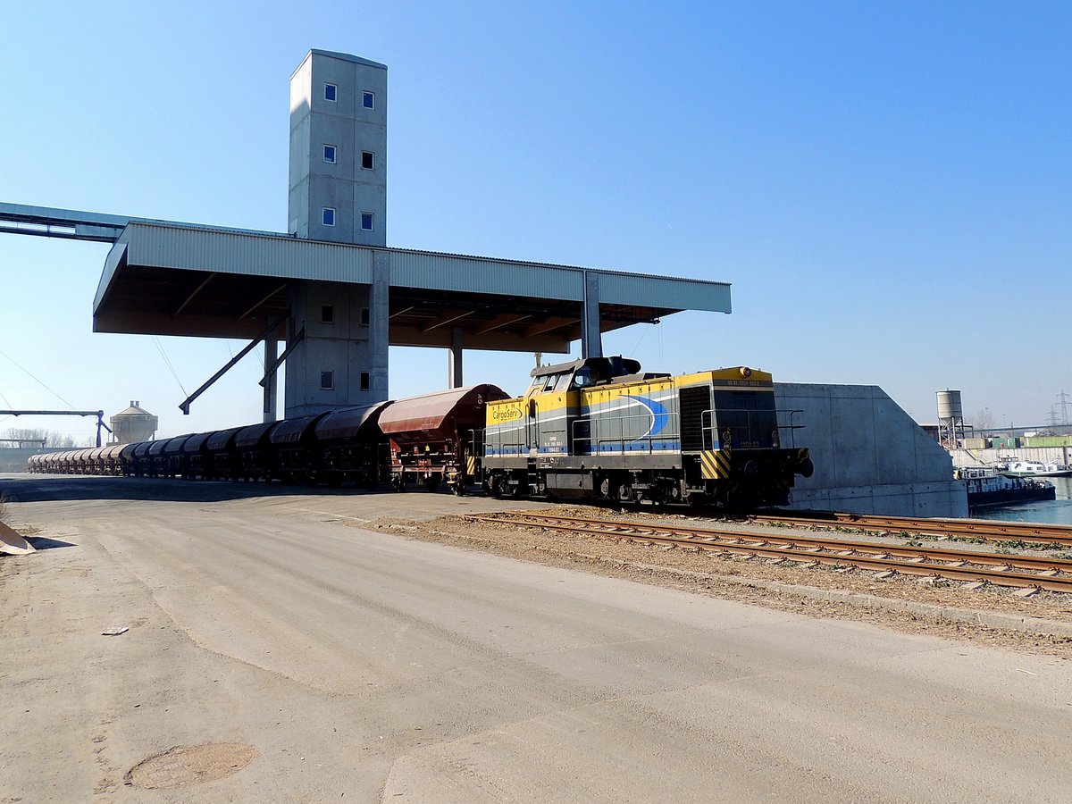 1504 003-3 von CargoServ, mit einer Tds-Wagengruppe im Ennshafen; 140313