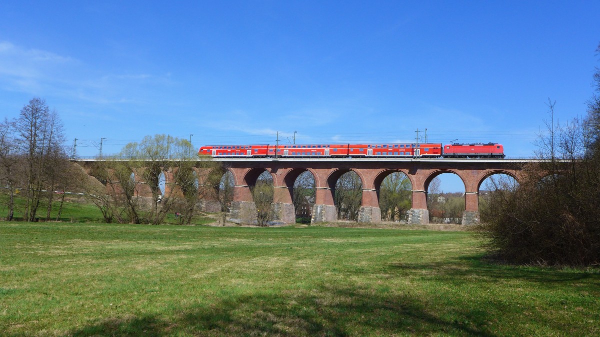 15.04.2015 RE 3 nach Dresden auf dem Römertalviadukt bei Steinpleis.