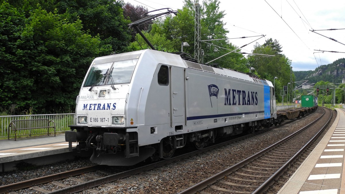 15.06.2014 METRANS 186187 mit Containerzug im Bf Rathen.