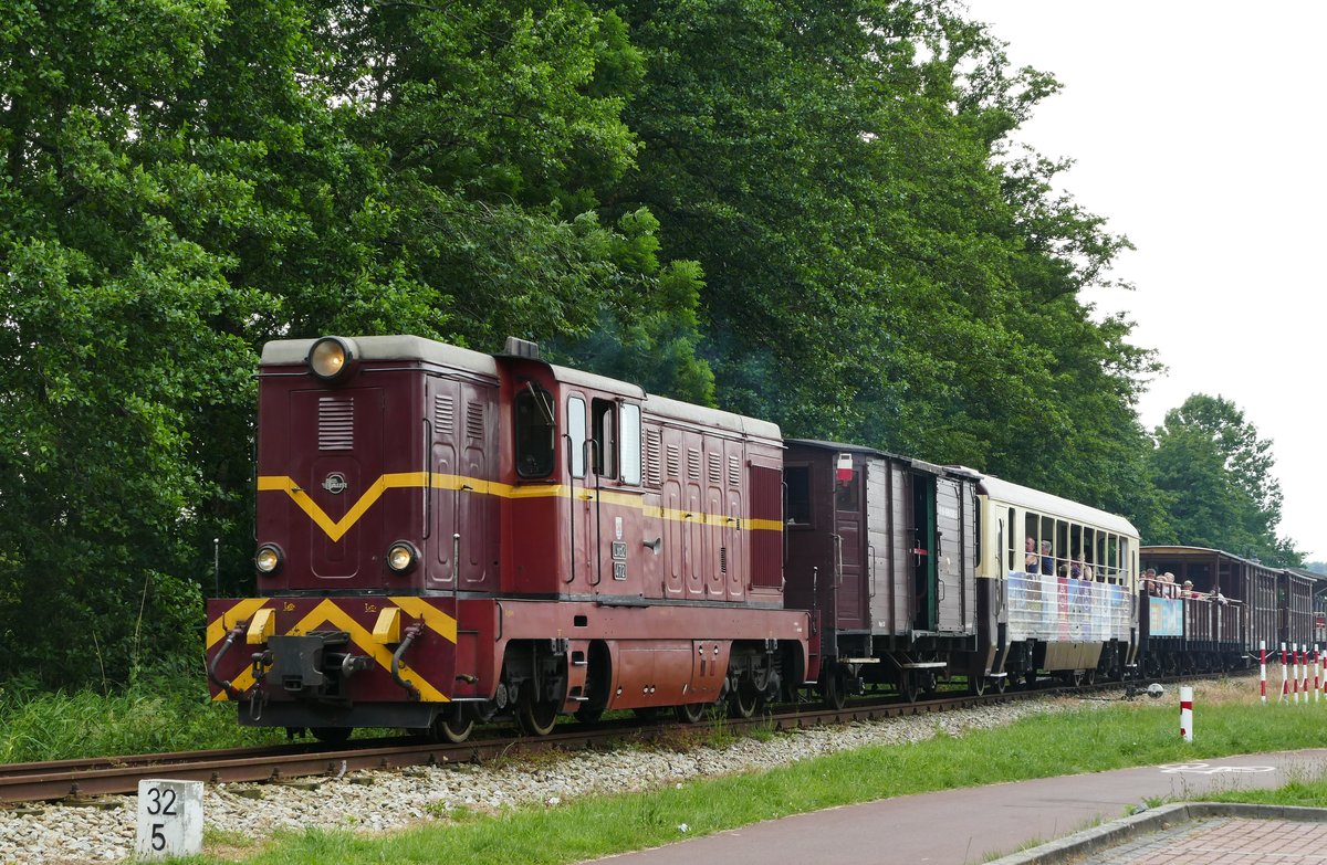15.06.2019, Polen, Bahnhof Niechorze der Schmalspurbahn (Gryfice) - Trzesacz - Pogorzelica. Lok Lxd2 472 setzt ihre Fahrt in östlicher Richtung fort.