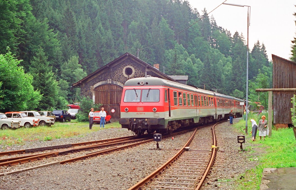 15.07.1990 Heute fand eine Festveranstaltung anlässlich des 90. Geburtstages der Rodachtalbahn Kronach - Nordhalben statt. Die Strecke war noch durchgängig befahrbar. Ein Großteil der Besucher reiste mit VT 614 038 an. Zu dem im Hintergrund sichtbaren Lokschuppen führen heute wieder Gleise.