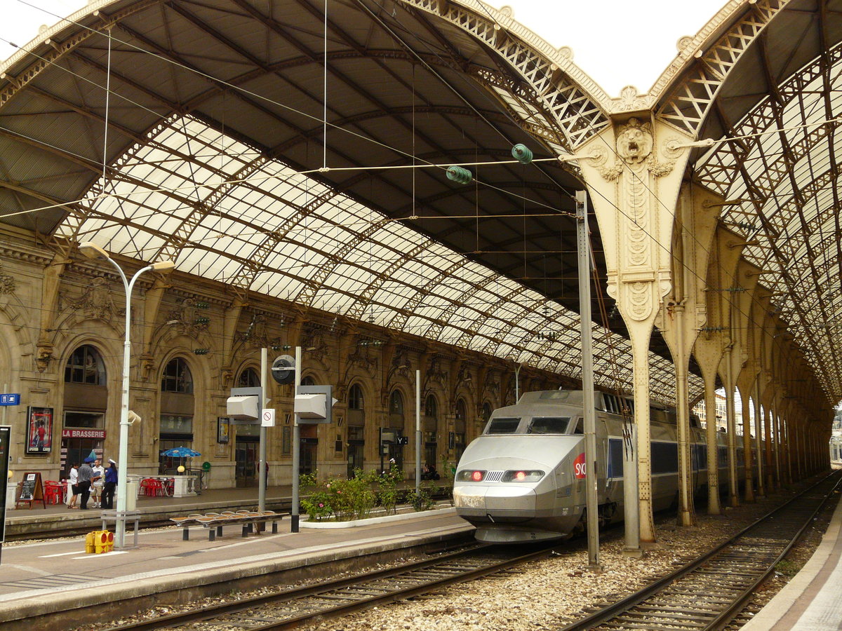 15.09.2009, Der Hauptbahnhof in Nizza. Einen TGV habe ich bei der Ausfahrt gerade noch aufs Bild bekommen. Für mich war die eiserne Hallenkonstruktion sehenswert.