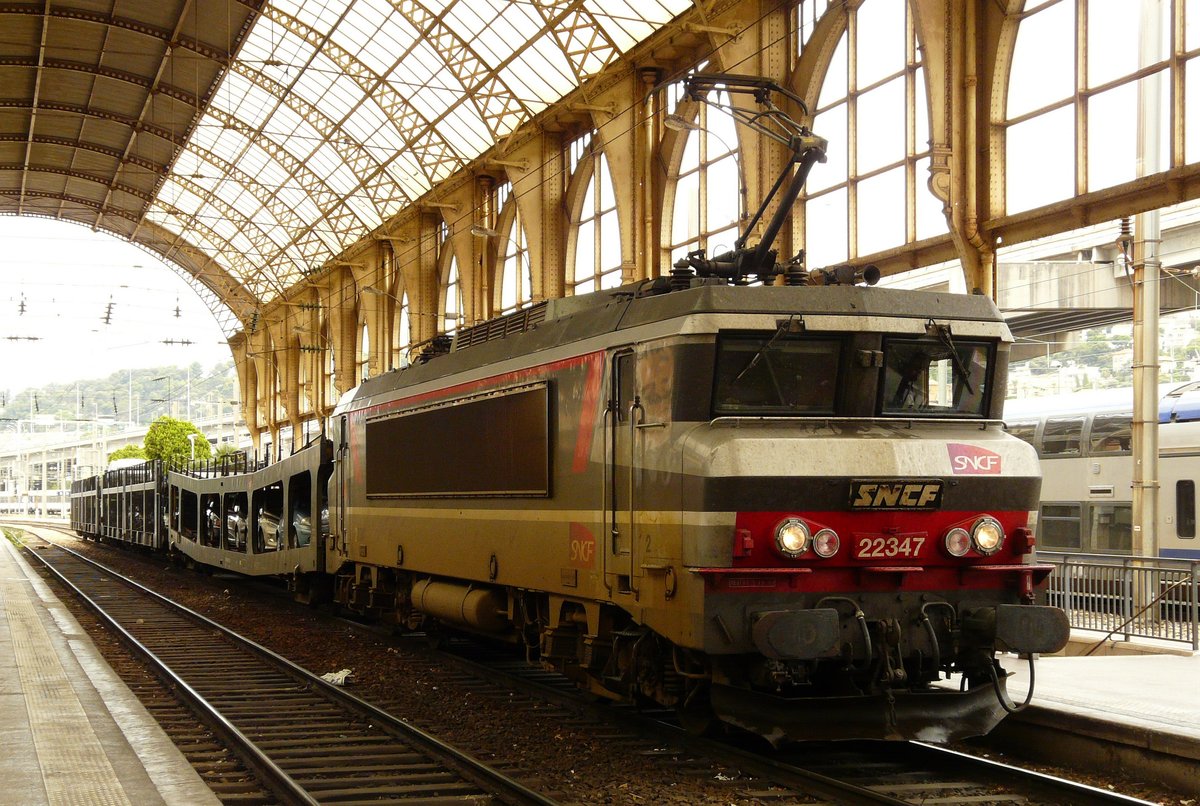 15.09.2009: Hauptbahnhof Nizza, Lok 22347 mit drei Auto-Transportwagen. Eine Lok mit dieser Nummer wird als H0-Modell angeboten.