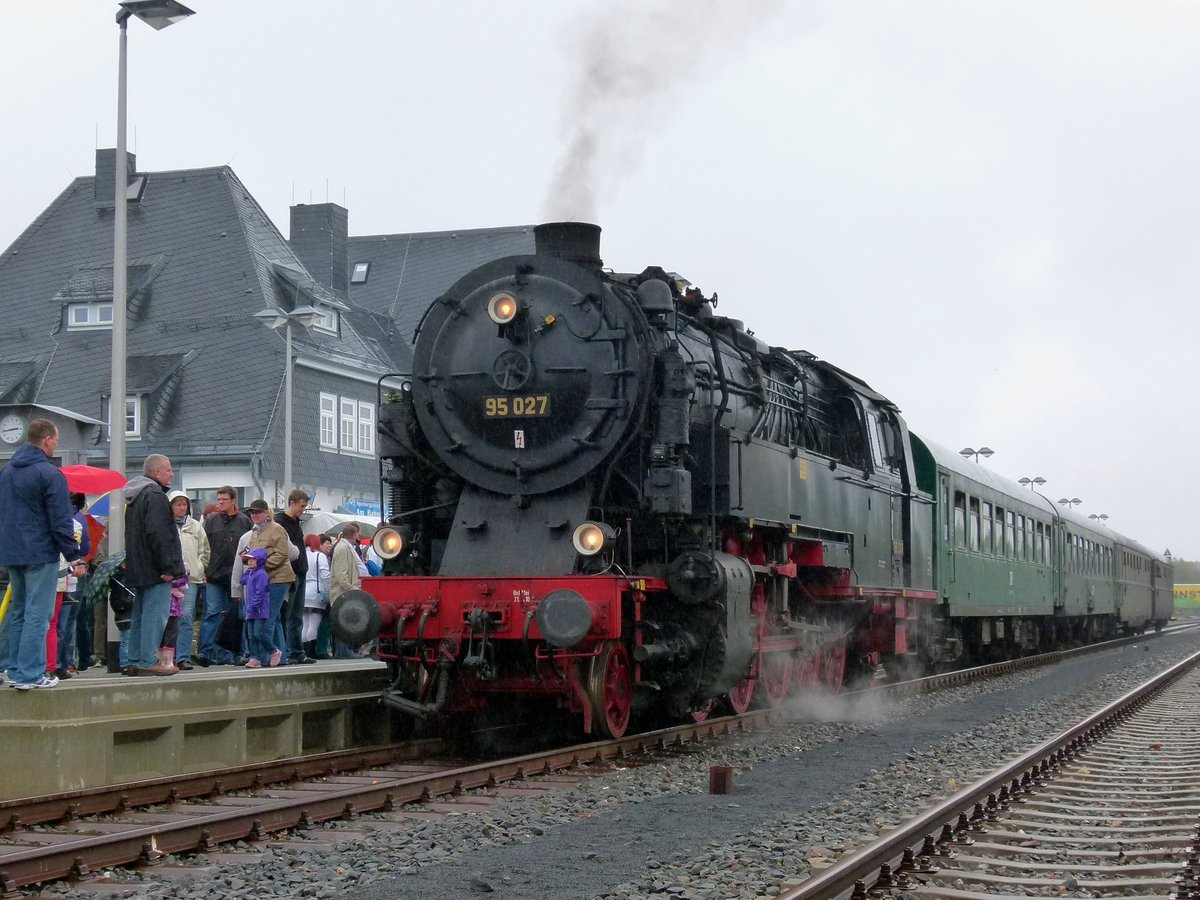 15.09.2013, Zum Jubiläum  100 Jahre Eisenbahn in Neuhaus am Rennweg  ist der Sonderzug mit zwei Schürzenwagen (Abteilwagen AB) vom Meininger Dampflokverein und zwei Mittelgangwagen (Bghw) der Dampflokfreunde Salzwedel e.V., bespannt mit 95 027 in Neuhaus angekommen.
 
Fotostandort: Gesicherter Fußweg über die Gleise, 50°30'23.92 N / 11°08'09.03 O