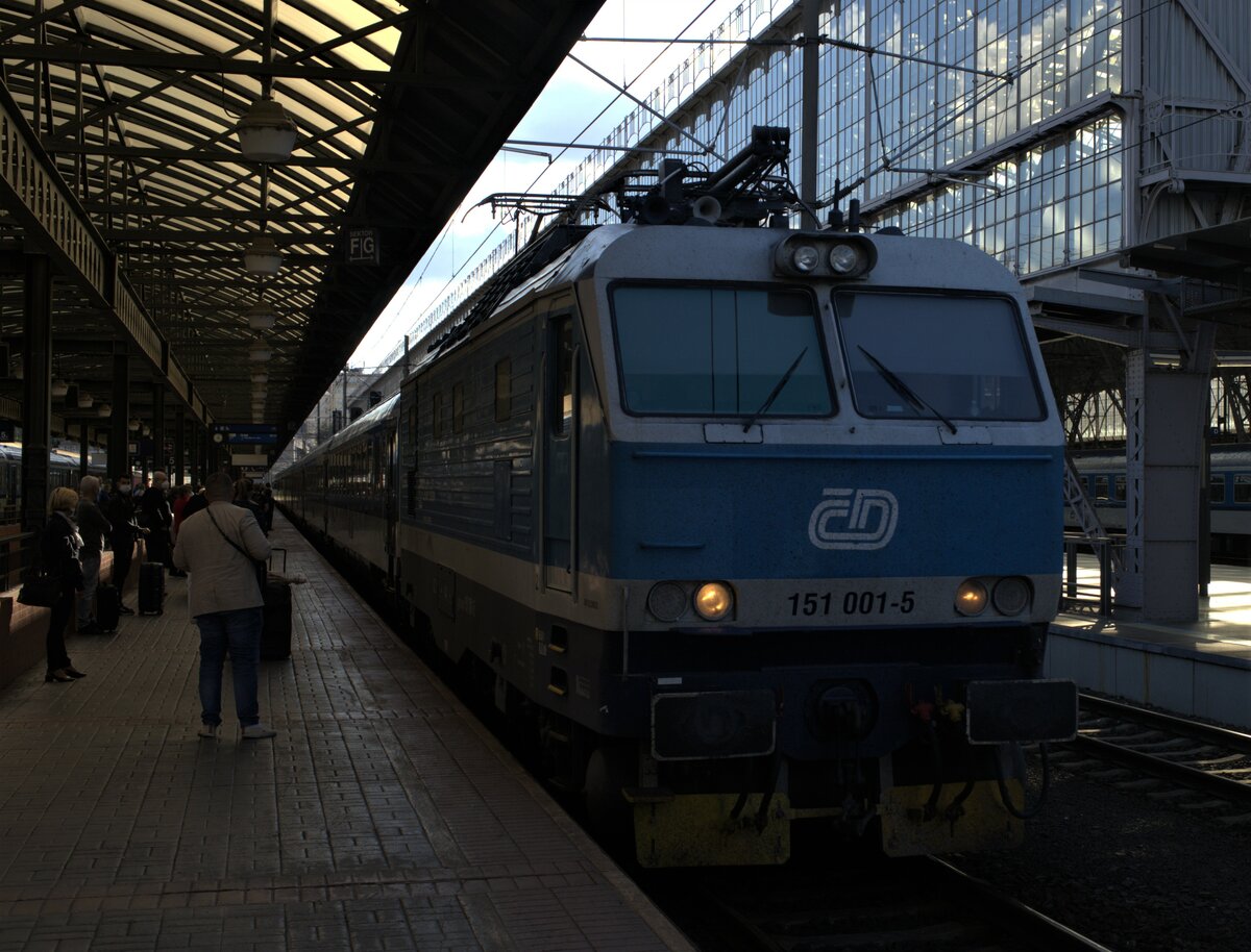151 001-5 bringt den Fotografen mit dem EC 145 Ostravan nach Zábřeh (deutsch Hohenstadt an der March.30.09.2021 15:06 Uhr
Praha hln.