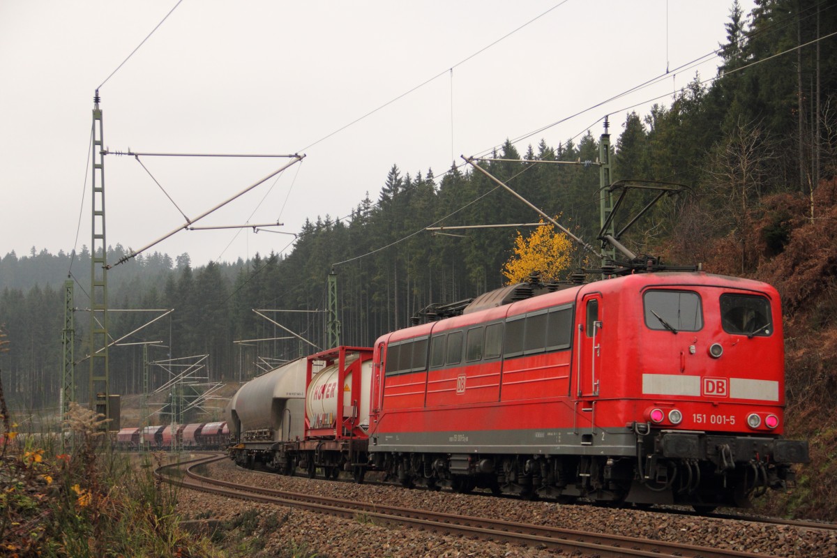 151 001-5 DB Schenker schiebt einen Gterzug ber die Frankenwaldrampe bei Steinbach am 14.11.2014.
