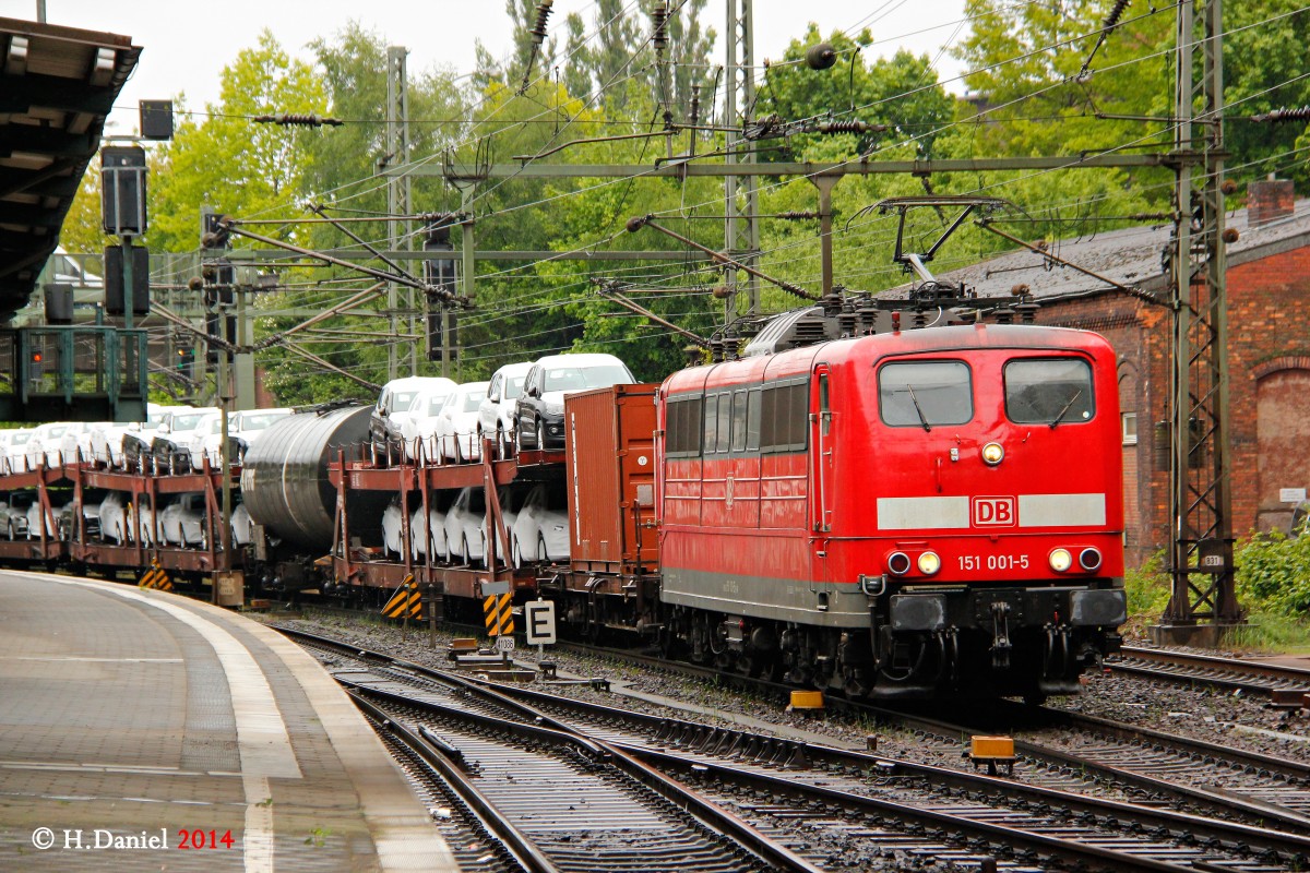 151 001-5 mit einem gemischten Güterzug am 07.05.2014 in Hamburg Harburg.