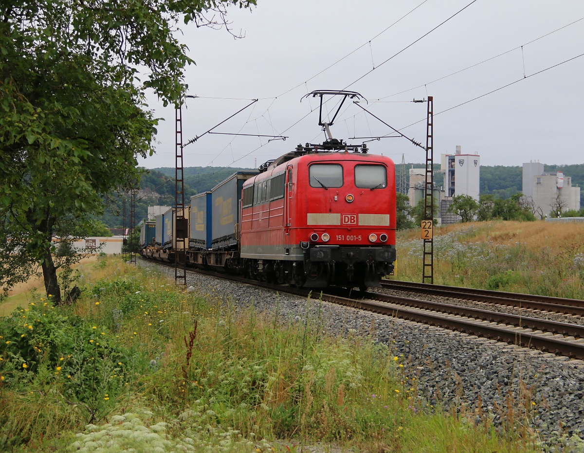 151 001-5 mit Lkw-Walter KLV in Fahrtrichtung Süden. Aufgenommen bei Karlstadt am 10.07.2014.