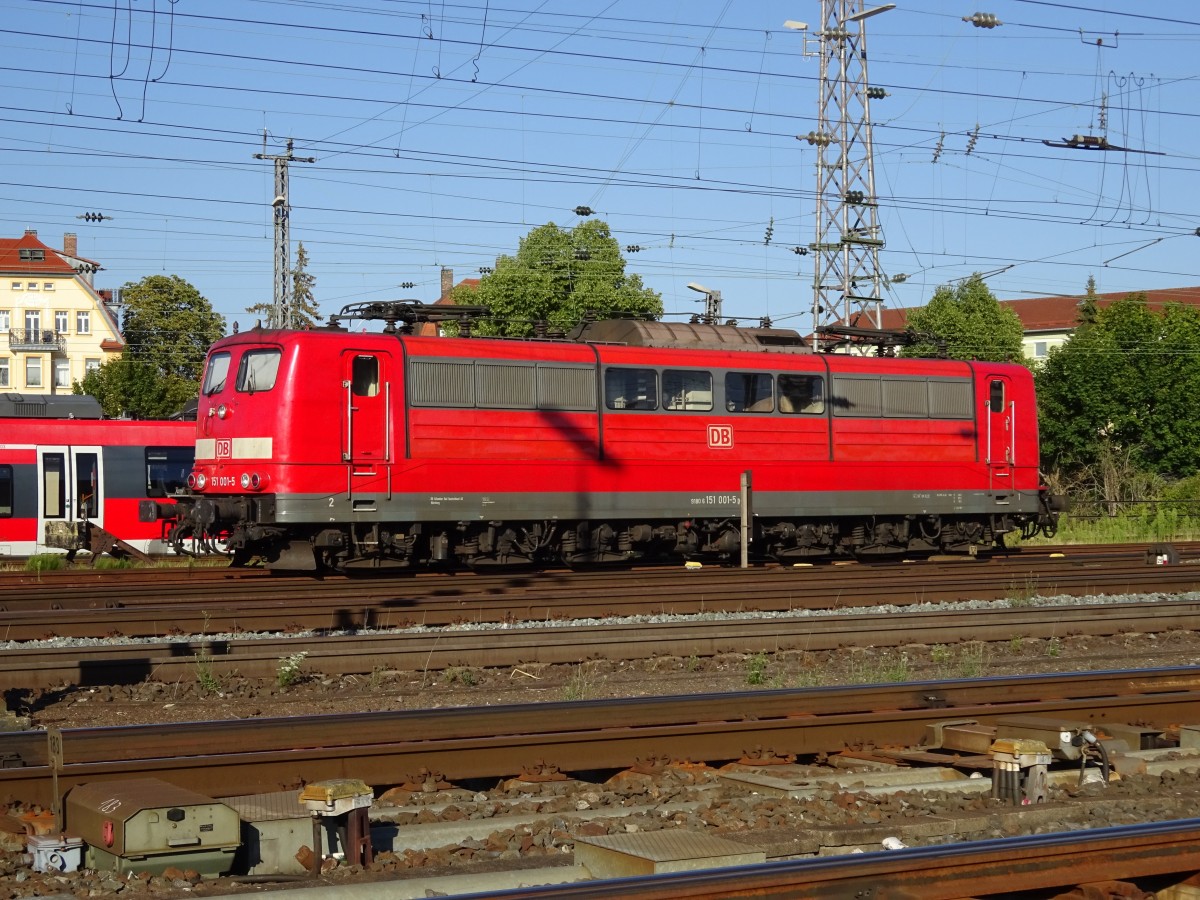 151 001-5 steht am 05. August 2015 im Bahnhof Bamberg abgestellt.