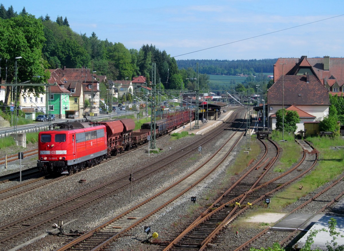 151 001-5 zieht am 19. Mai 2014 einen gemischten Güterzug durch Kronach in Richtung Lichtenfels.