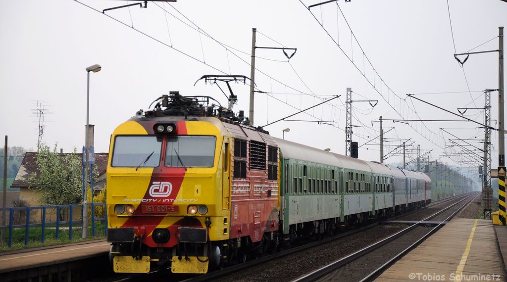 151 001 mit EC146  Kysuca  von Zilina nach Praha hl.n. am 30.04.2013 bei Dobrikov