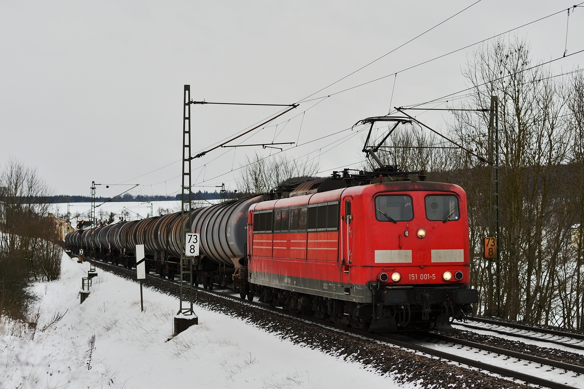 151 001, die seit einiger Zeit BayernBahn gehört, zog am 12. Januar 2019 einen Kesselzug durch Lonsee.